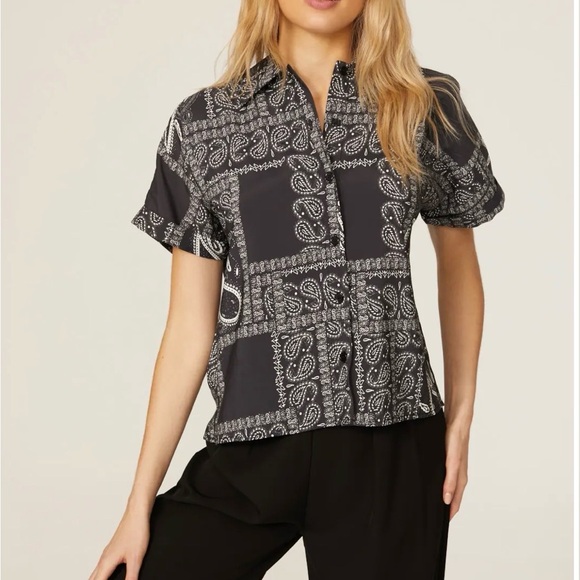 Just Female Tops - JUST Female Maid Shirt Women's Sz 38 Black Paisley Print Button Down Shirt